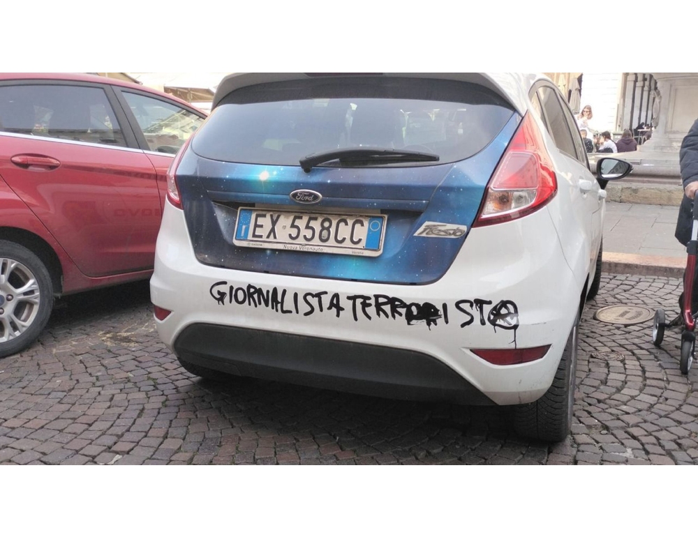 Vandali contro una tv locale a Padova, ‘giornalista terrorista’ sul paraurti