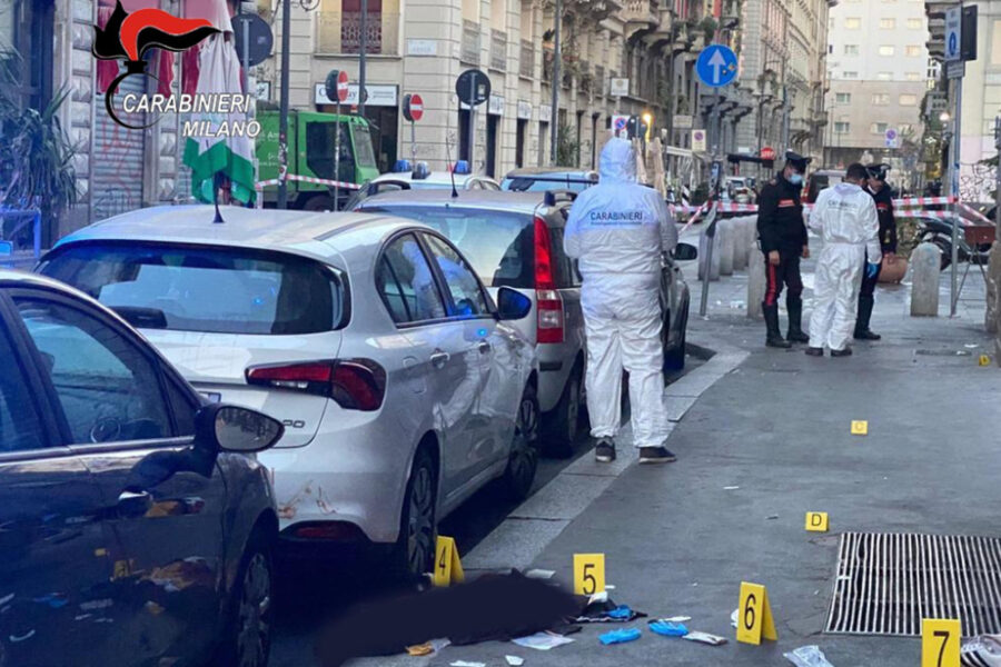 Si sono accaniti con calci e pugni sulla vittima quando era già a terra