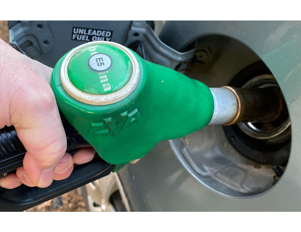 Via libera del Cdm al decreto per tagliare il prezzo dei carburanti