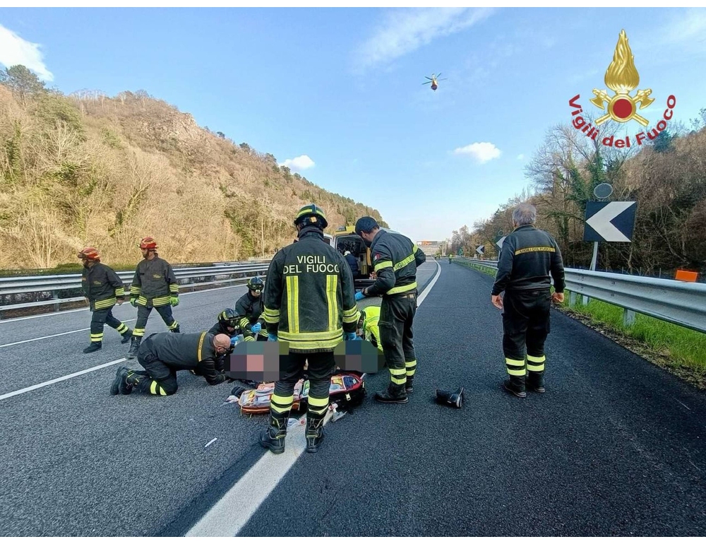Vigili del fuoco salvano motociclista in arresto cardiaco nel Trevigiano
