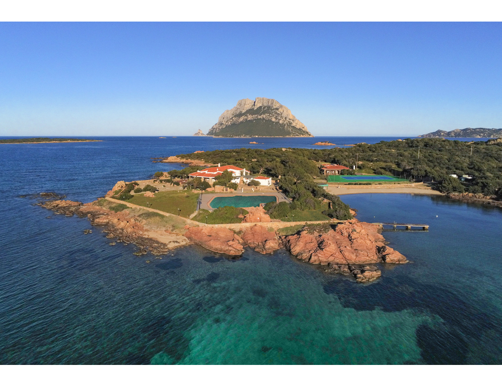 Villa storica davanti all’isola di Tavolara venduta a 10 milioni di euro