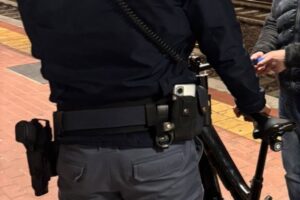 Furto di una bici elettrica alla stazione, la polizia recupera il mezzo sul treno