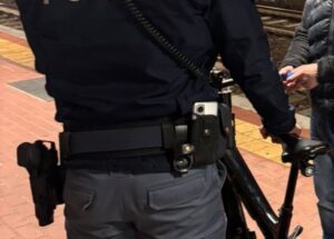 Furto di una bici elettrica alla stazione, la polizia recupera il mezzo sul treno