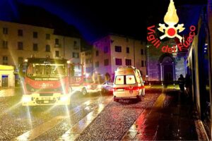 Como, incendio in piazza San Fedele: donna intossicata