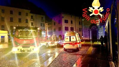 Como, incendio in piazza San Fedele: donna intossicata