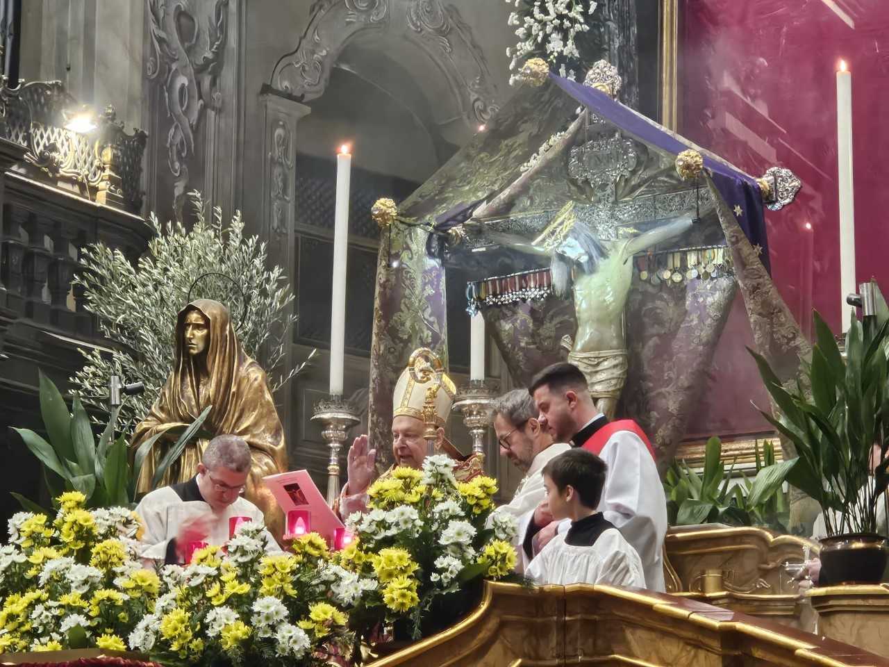 Como, nella basilica dell’Annunciata l’esposizione del Santissimo Crocifisso