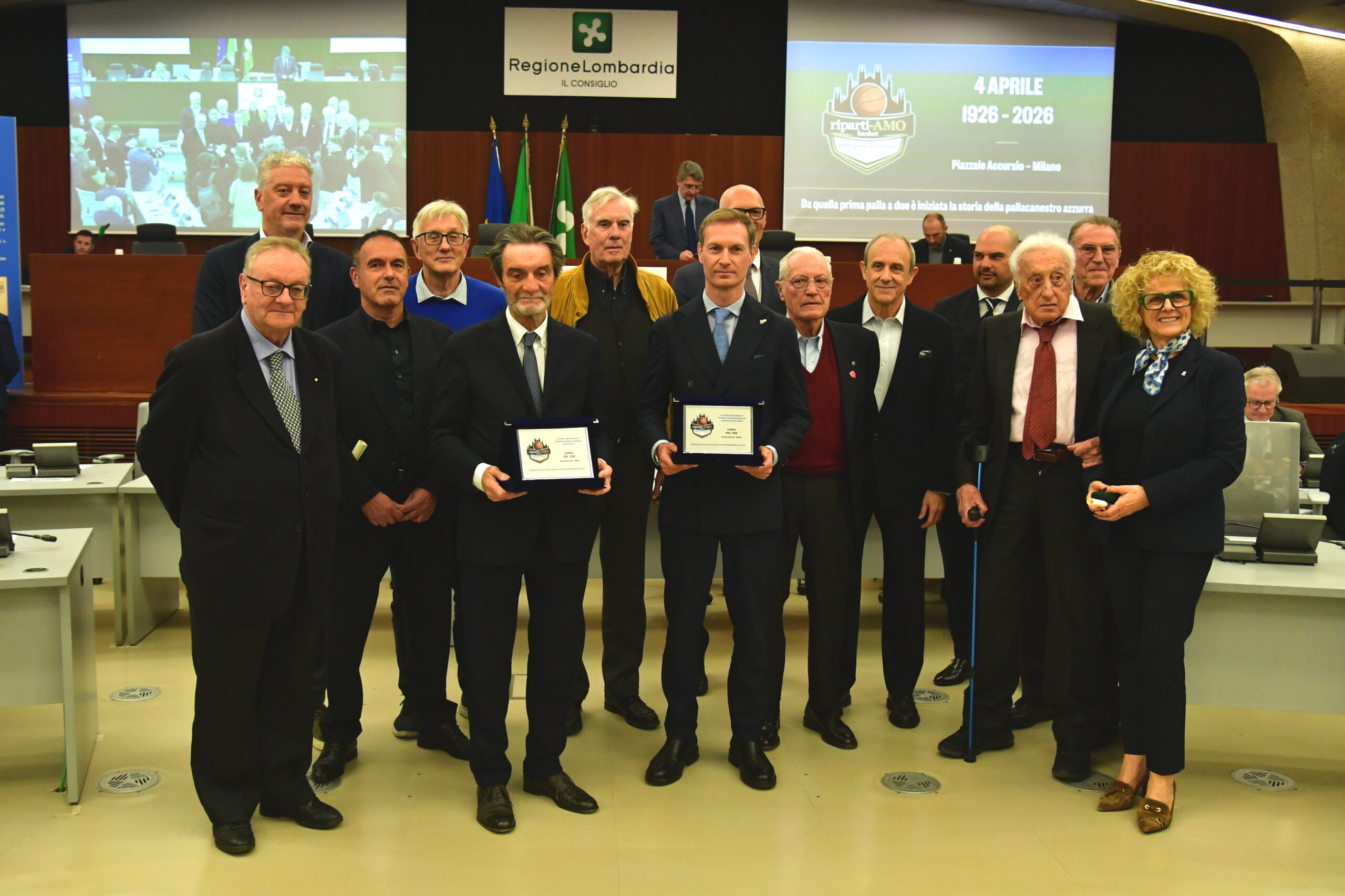 La Regione ha premiato le leggende del basket: canturini in prima fila