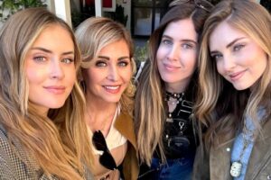 Chiara Ferragni con la mamma e le sorelle sul Lario
