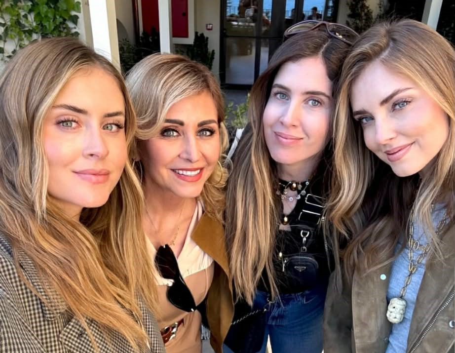 Chiara Ferragni con la mamma e le sorelle sul Lario