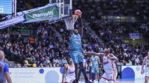 Cantù batte Trieste e aggancia Sassari. Ma Treviso non molla