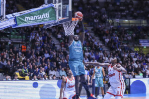 Cantù batte Trieste e aggancia Sassari. Ma Treviso non molla