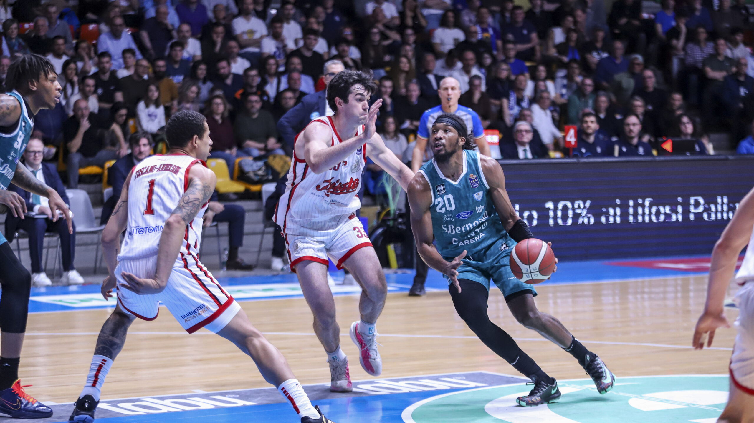 Cantù batte Trieste e aggancia Sassari. Ma Treviso non molla