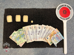 Como, “gioco delle tre carte” sul lungolago: due denunciati. Il bilancio della polizia locale