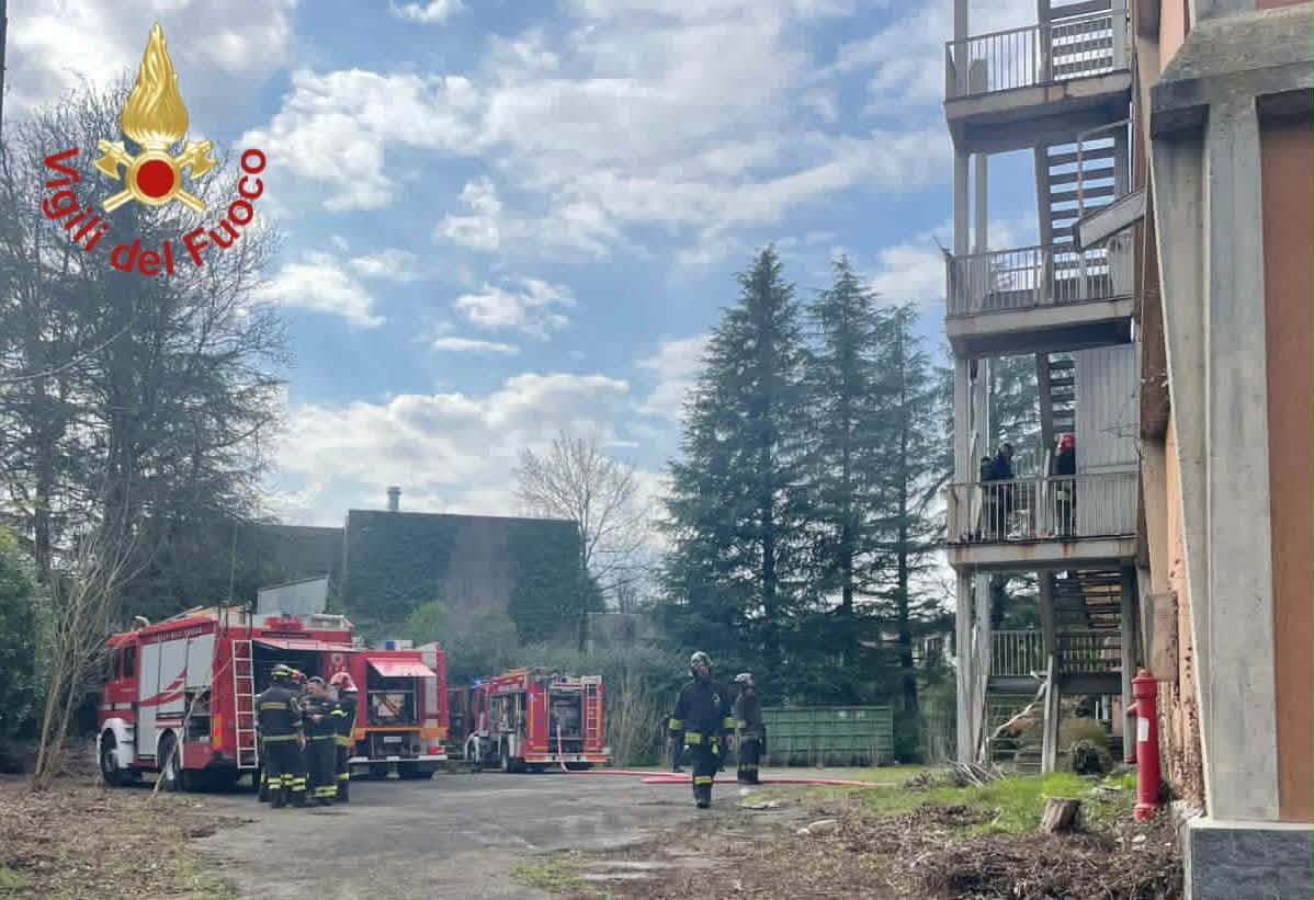 Fiamme in uno stabile dismesso a Merone, illese due persone