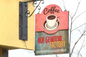 Legami, a Castelmarte un bar che salva il paese. Il ministro Locatelli: “Un’occasione di lavoro per i ragazzi più fragili”