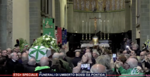 L’ultimo saluto a Bossi, centinaia di militanti a Pontida per i funerali del Senatur