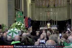 L’ultimo saluto a Bossi, centinaia di militanti a Pontida per i funerali del Senatur