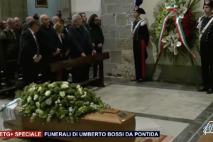 L’ultimo saluto a Bossi, centinaia di militanti a Pontida per i funerali del Senatur