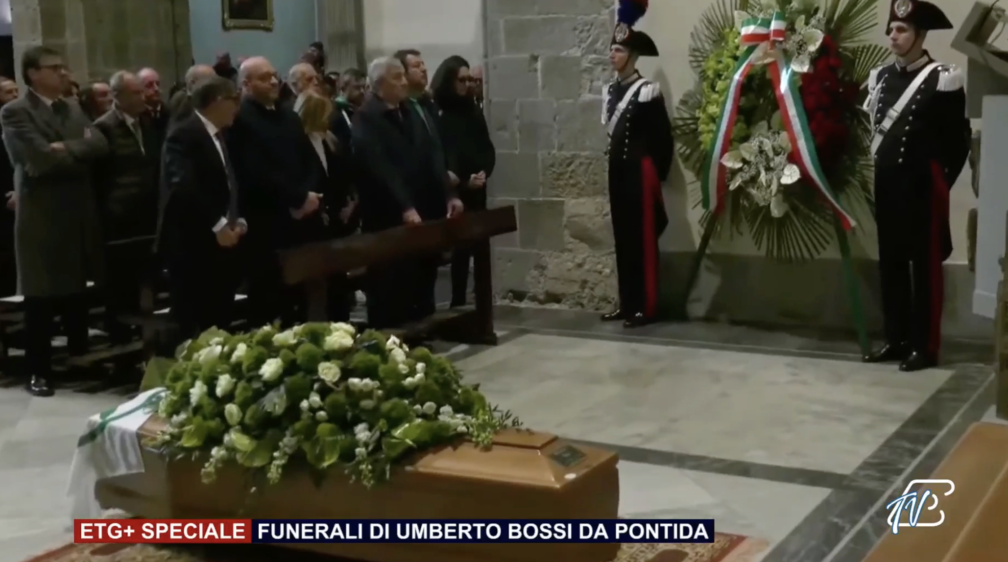 L’ultimo saluto a Bossi, centinaia di militanti a Pontida per i funerali del Senatur