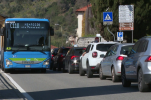 Statale Regina, esperimenti anti-paralisi del traffico. Semafori e ordinanza ma non mancano le code