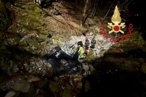 Auto fuori strada cade in un dirupo, in gravi condizioni 52enne