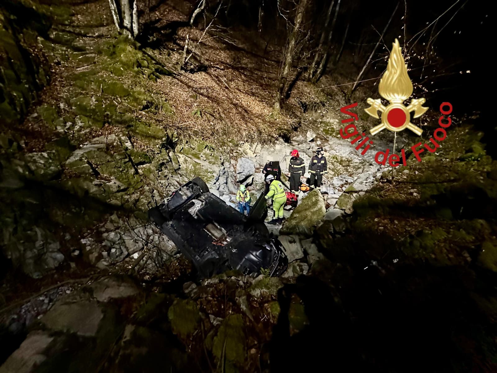 Auto fuori strada cade in un dirupo, in gravi condizioni 52enne