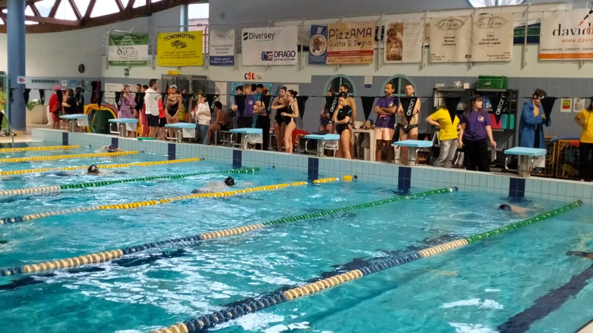 Rarefuori: bracciate, sorrisi e solidarietà alla maratona di nuoto