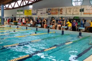 Rarefuori: bracciate, sorrisi e solidarietà alla maratona di nuoto