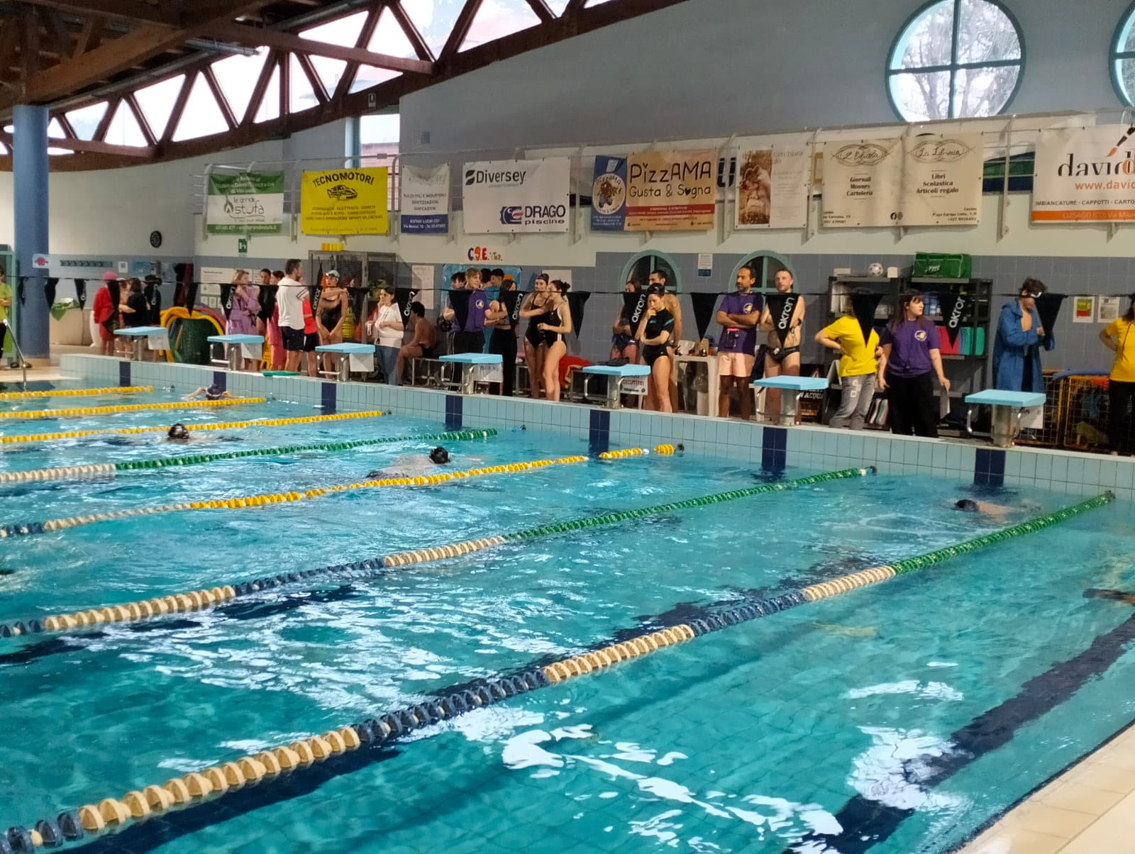 Rarefuori: bracciate, sorrisi e solidarietà alla maratona di nuoto