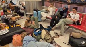 Attacco all’Iran, comaschi bloccati a Dubai. Chiuso lo spazio aereo