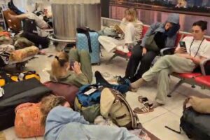 Attacco all’Iran, comaschi bloccati a Dubai. Chiuso lo spazio aereo