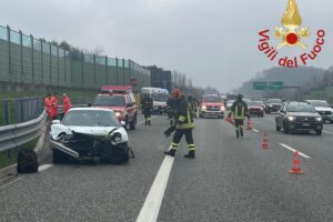 Auto contro il guardrail sull’autostrada A9 a Cassina Rizzardi