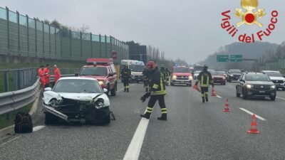 Auto contro il guardrail sull’autostrada A9 a Cassina Rizzardi