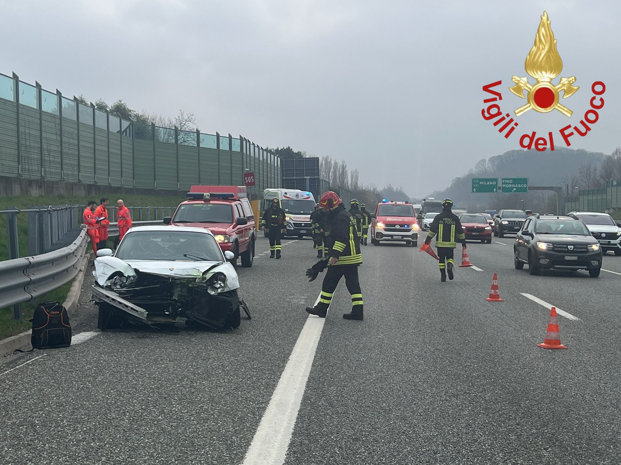 Auto contro il guardrail sull’autostrada A9 a Cassina Rizzardi