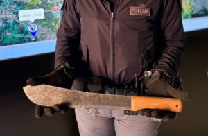 In auto con un machete di mezzo metro, denunciato un 30enne tunisino