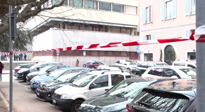 posti moto davanti al tribunale