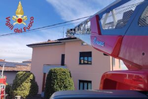 Bulgarograsso, tetto in fiamme. Cinque squadre dei vigili del fuoco per spegnere il rogo