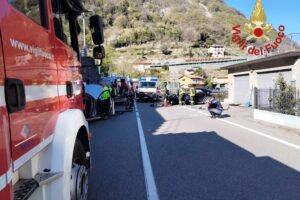 Carate Urio, scontro frontale sulla Regina. Sei feriti