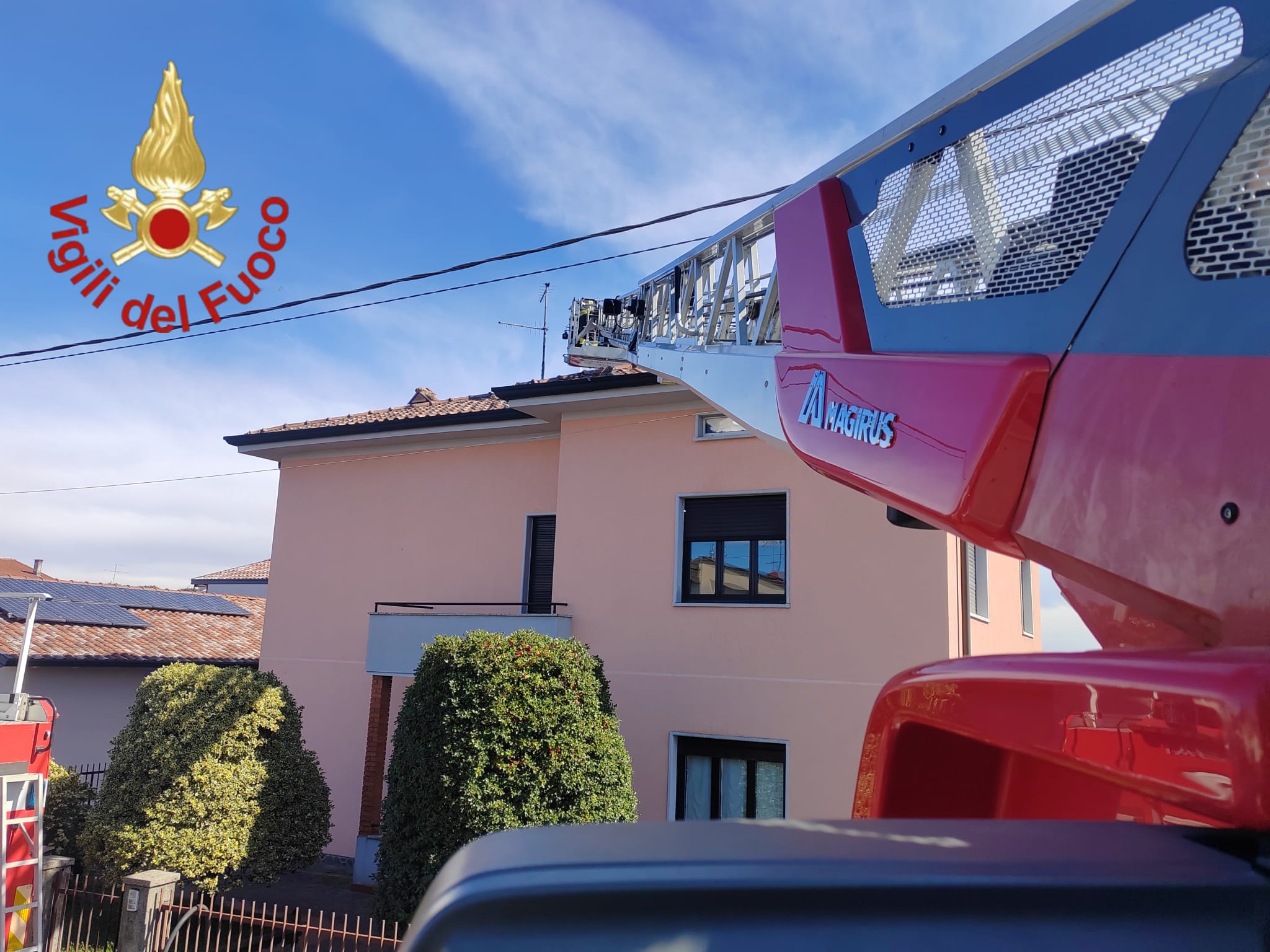 Bulgarograsso, tetto in fiamme. Cinque squadre dei vigili del fuoco per spegnere il rogo