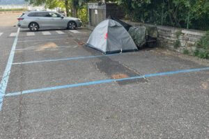 Tenda vista lago a due passi da Villa Olmo, l’ironia del sindaco: “Lo abbiamo sanzionato con cordialità”