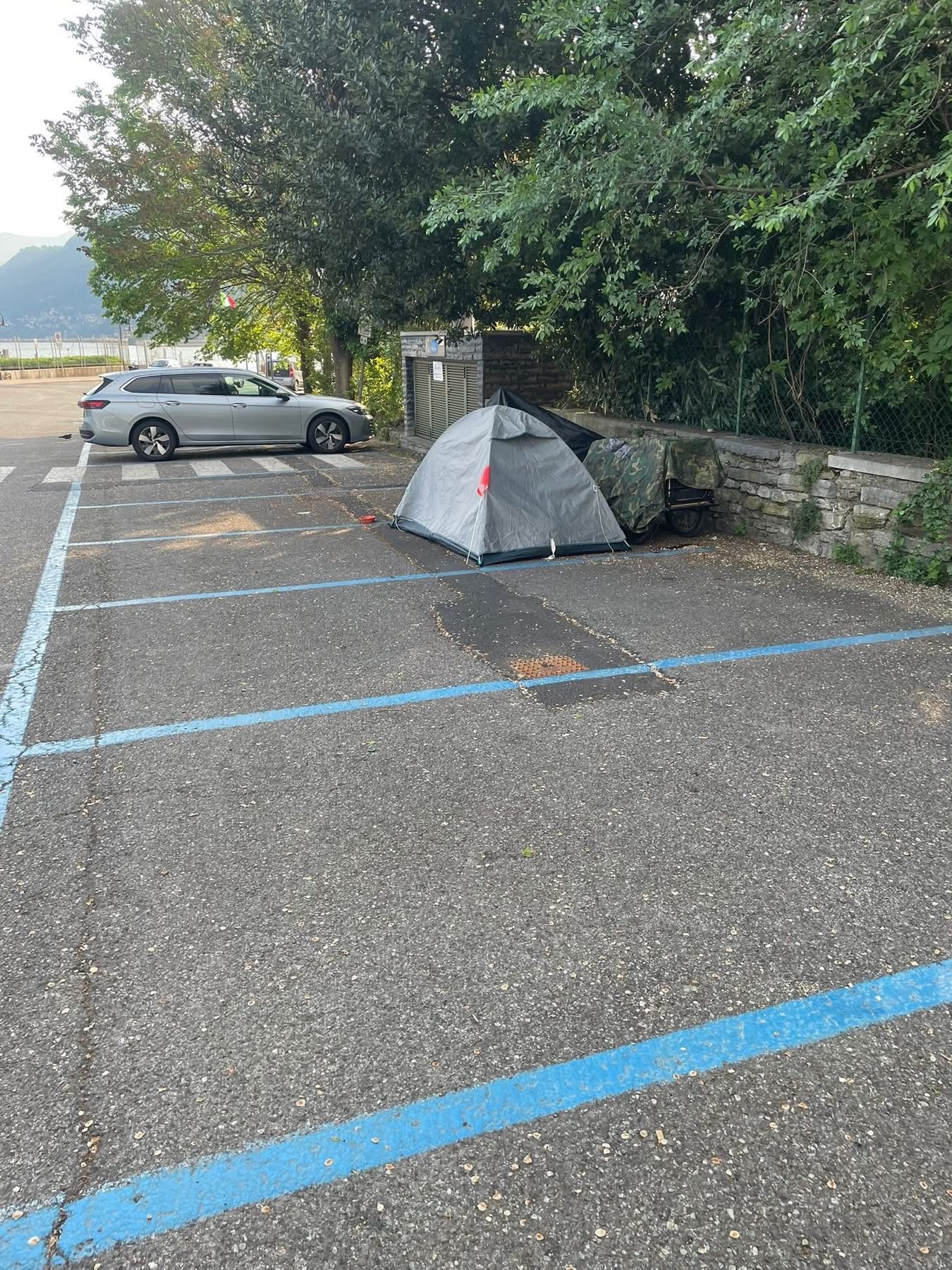 Tenda vista lago a due passi da Villa Olmo, l’ironia del sindaco: “Lo abbiamo sanzionato con cordialità”