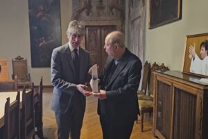 L’olio di Capaci consegnato dal questore di Como al vescovo