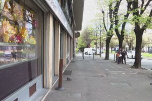 Como saluta i dehors, le decisioni del Comune approdano sul britannico Times