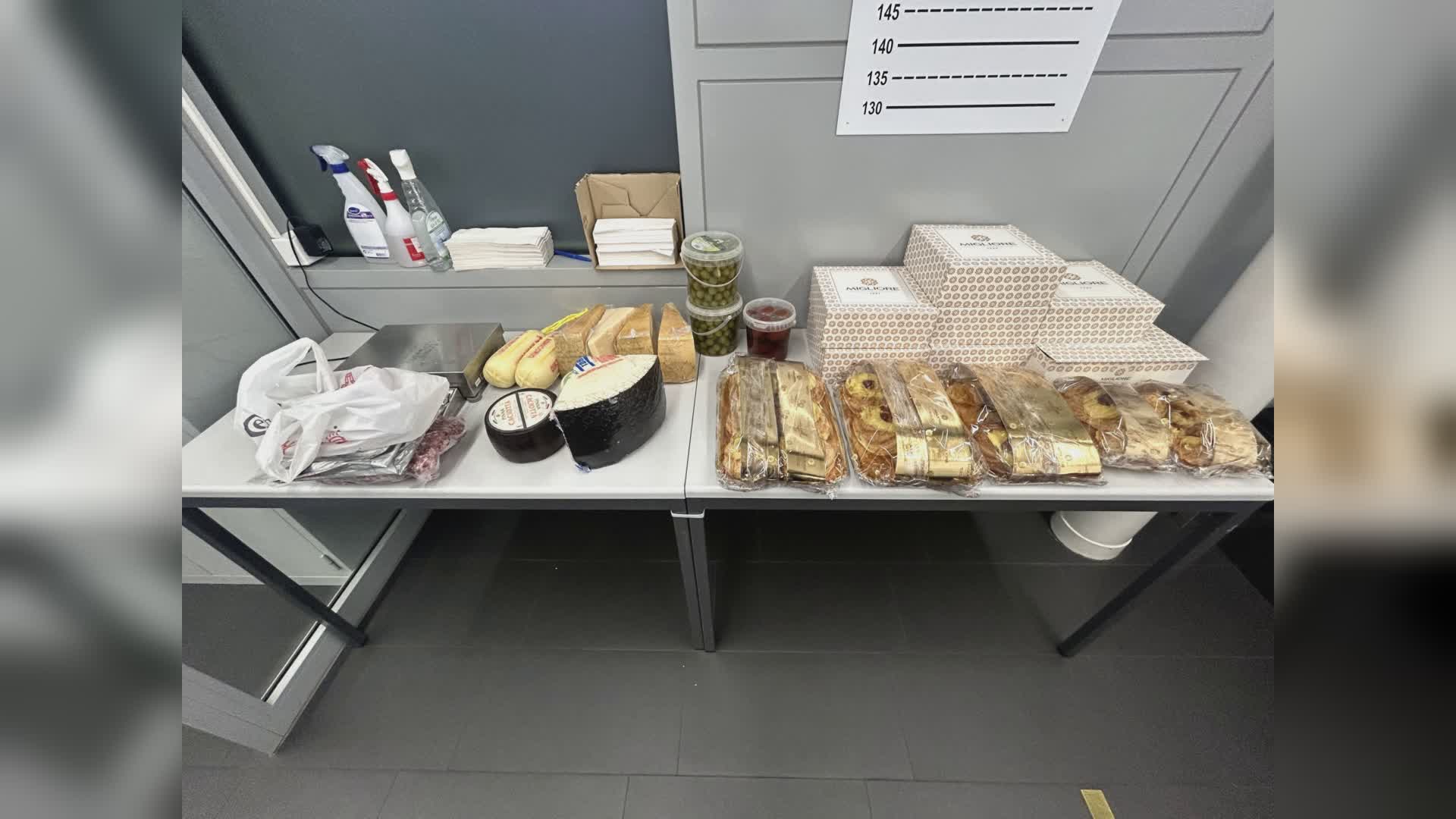 Arance, mozzarella e pasticcini: due fermi Oltreconfine per chili di alimenti di contrabbando