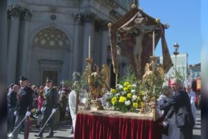 Processione del Venerdì Santo a Como, la benedizione alla città e il messaggio di pace del cardinale Cantoni