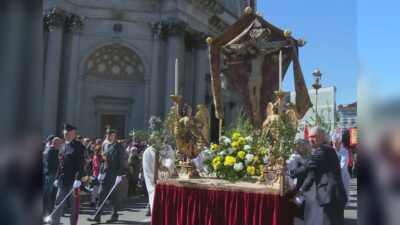 Processione del Venerdì Santo a Como, la benedizione alla città e il messaggio di pace del cardinale Cantoni