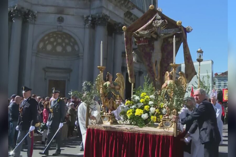 5344 Processione del Venerdi Santo a Como la benedizione alla citta e il messaggio di pace del cardinale Cantoni 1775232706