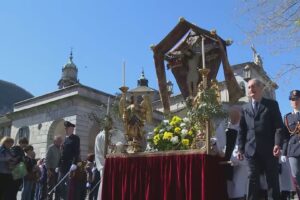 Processione del Venerdì Santo a Como, la benedizione alla città e il messaggio di pace del cardinale Cantoni