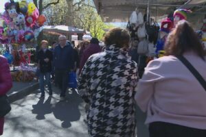 Le bancarelle della Fiera di Pasqua in viale Varese fino a lunedì