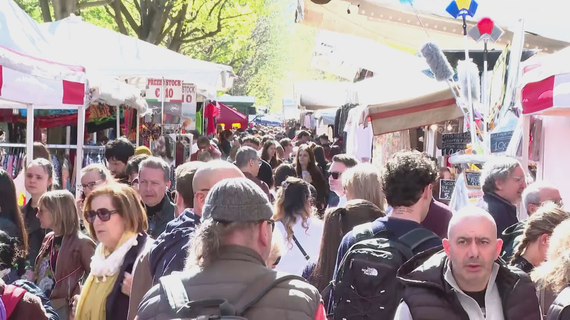 Como, assaggio d’estate per Pasqua: code ai battelli e centro storico gremito